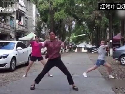 Китаянки из провинции Фуцзянь виртуозно владеют нунчаками. Видео
