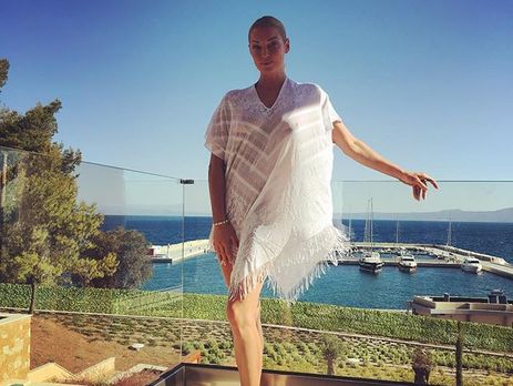 Волочкова в Греции развлекла постояльцев гостиницы пением и танцами