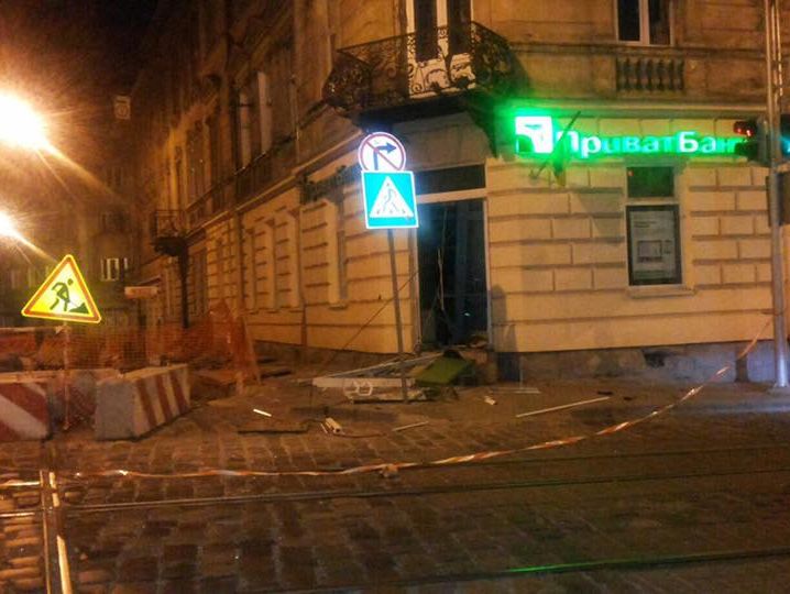 Во Львове неизвестные в балаклавах взорвали банкомат "ПриватБанка"