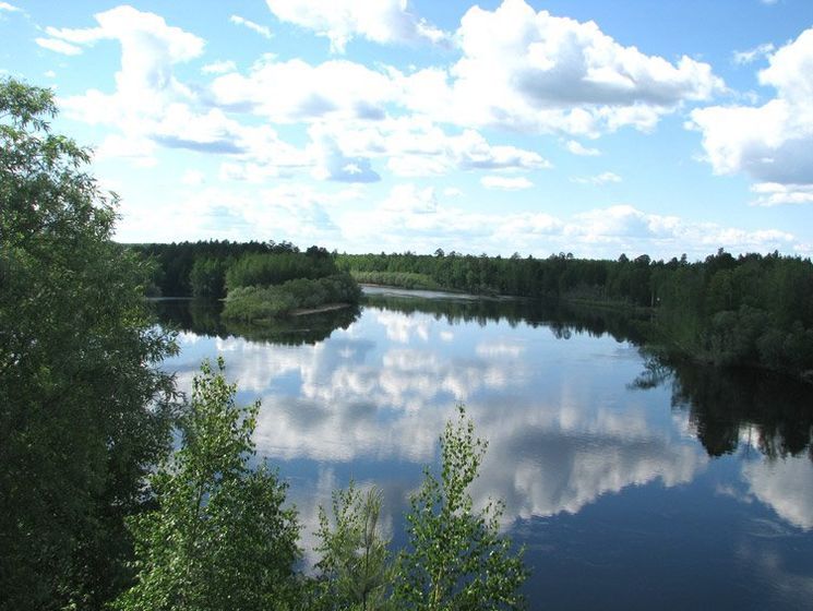 В России часть дороги сошла в реку вместе с автомобилем, погибли три человека