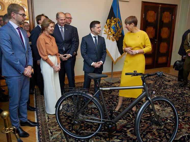 ﻿"Пригнав з Естонії велосипед на євробляхах, як його розмитнити?" Соцмережі обговорюють подарунок президентки Естонії Зеленському