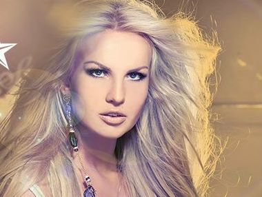 Камалия показала фото в постели со своими дочками