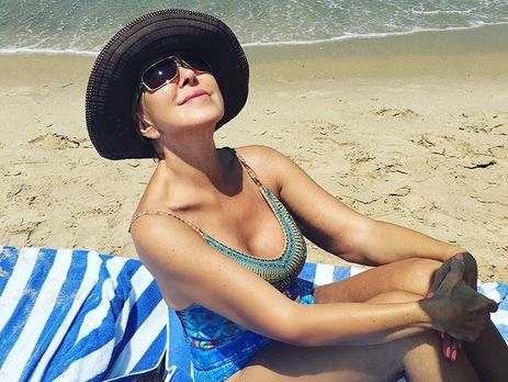 Успенская опубликовала фото полуобнаженного супруга с новорожденной дочерью