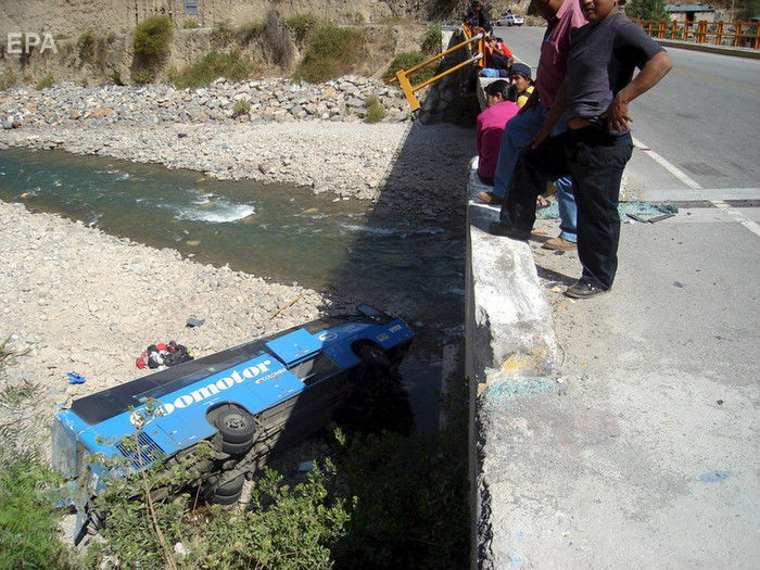 ﻿У Перу автобус зі школярами впав з обриву