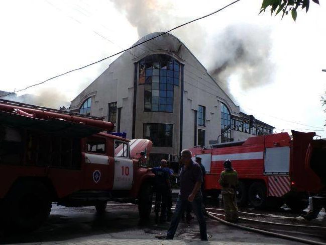 В Донецке горело здание "Индустриального Союза Донбасса", принадлежащего Таруте