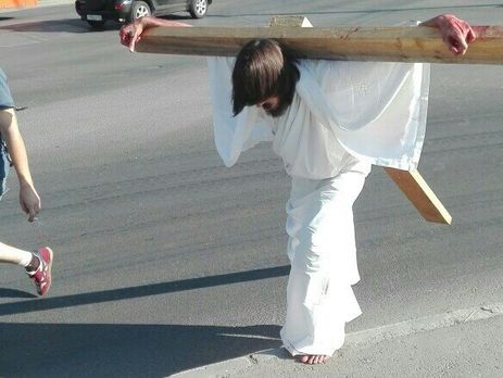 В российской Перми полицейские задержали мужчину в образе Иисуса Христа