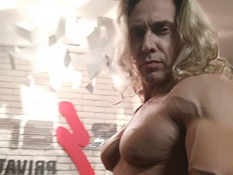 Тарзан обнажился полностью