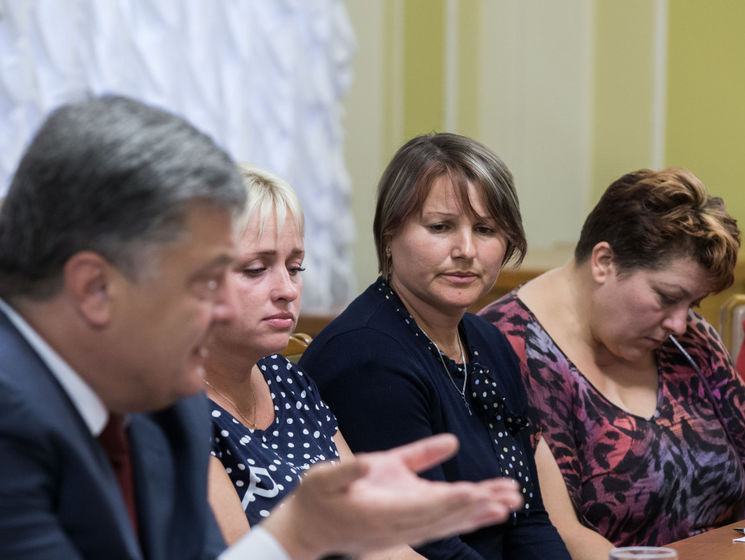 Порошенко встретился с семьями пленных украинцев, удерживаемых боевиками