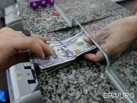 Гривна к доллару подешевела до 25,17