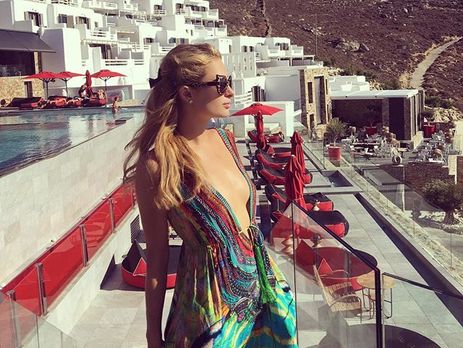 Пэрис Хилтон показала грудь в глубоком декольте