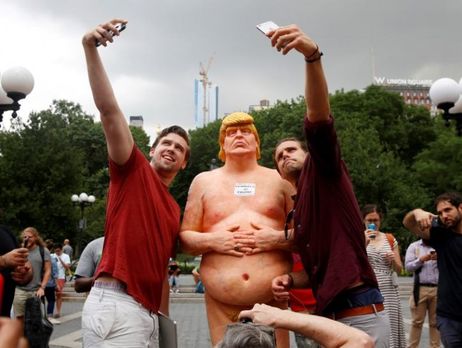В США появились скульптуры обнаженного Трампа