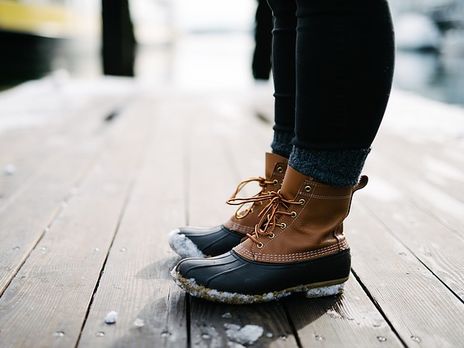 Для зимового взуття особливо важливими є матеріал і рельєф підошви