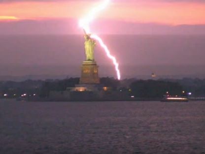 В Нью-Йорке молния ударила в статую Свободы. Видео