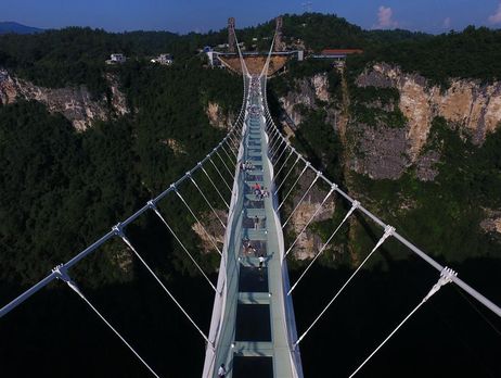 В Китае открылся самый высокий и длинный стеклянный мост. Фоторепортаж