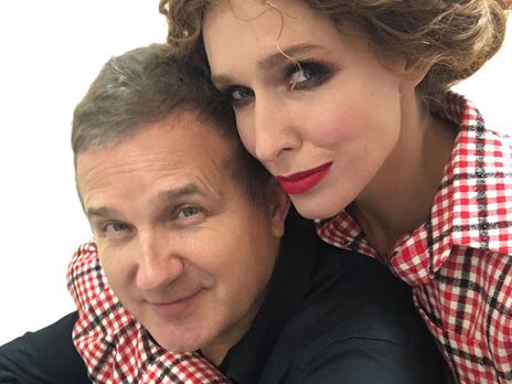 ﻿Осадча й Горбунов у піжамах позували на тлі ялинки