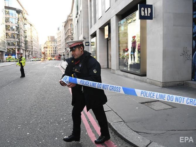 ﻿Невідомий напав із ножем на перехожих у Лондоні, його застрелила поліція