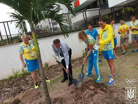 Украинские олимпийцы высадили дерево в Олимпийской деревне в Рио