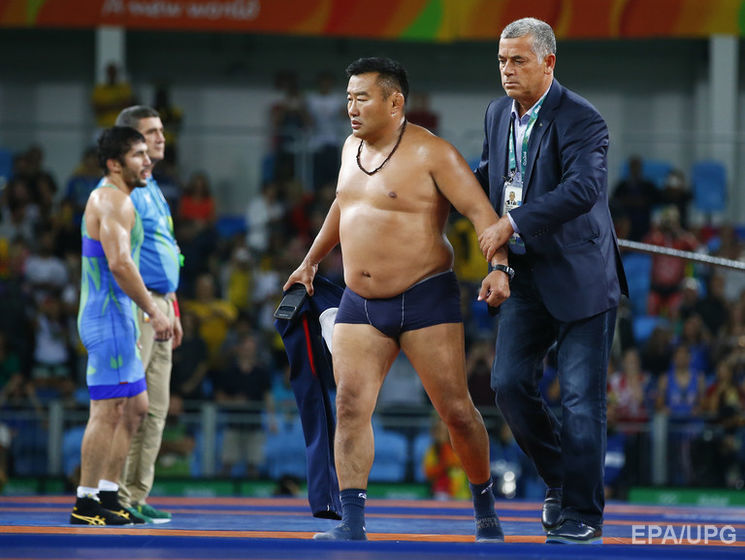 Олимпиада 2016: Тренер монгольского борца в знак протеста против решения судей разделся до трусов