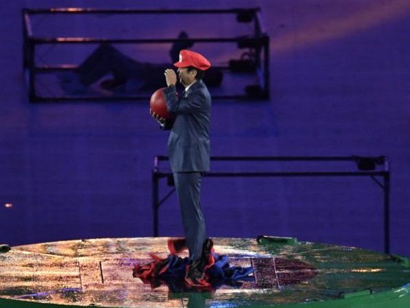 Премьер Японии выступил на закрытии Олимпиады в кепке Супер Марио