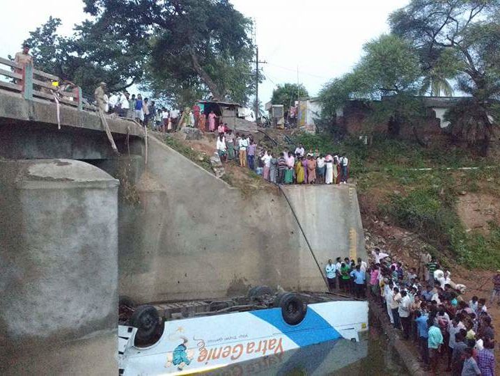 В Индии автобус упал с моста, погибли восемь человек