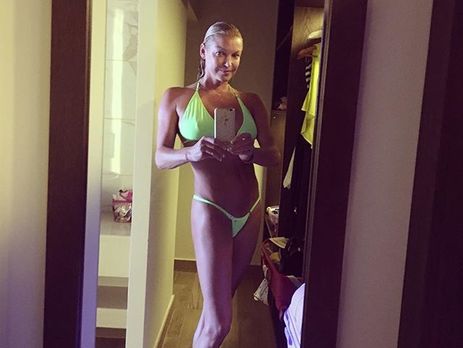 Волочкова ради снимка забралась на ограждение греческого отеля