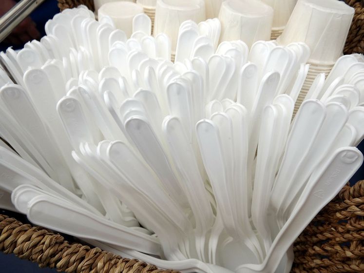 ﻿У Білорусі із 2021 року заборонять одноразовий пластиковий посуд