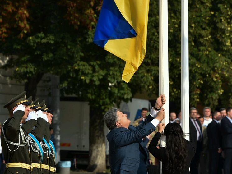 Порошенко: Чрезвычайно сложная задача &ndash; чтобы наш флаг снова появился над Донецком, Луганском, Симферополем и Севастополем