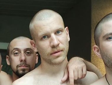 Дорн побрился налысо и оголился