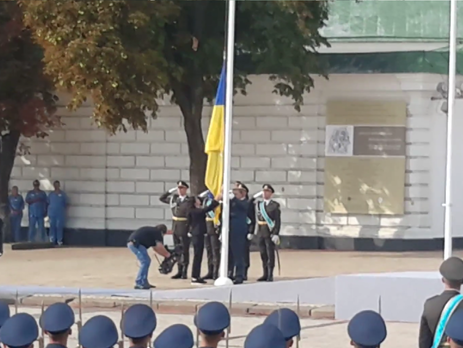 Порошенко и дочь погибшего горловского депутата Рыбака подняли украинский флаг на Софийской площади. Видео