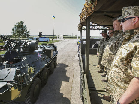 Порошенко передал военным новую и отремонтированную технику. Фоторепортаж