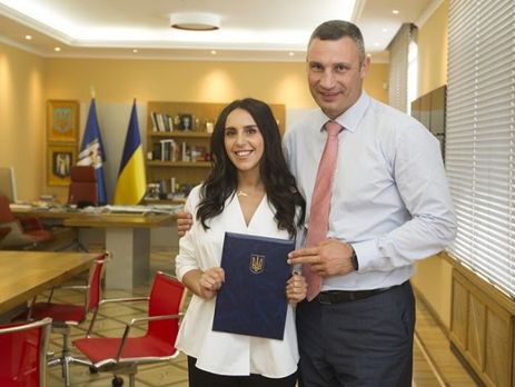  Кличко вручил Джамале ордер на квартиру в Киеве