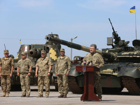 В Facebook Порошенко опубликовали панорамную съемку парада военной техники в Харьковской области. Видео