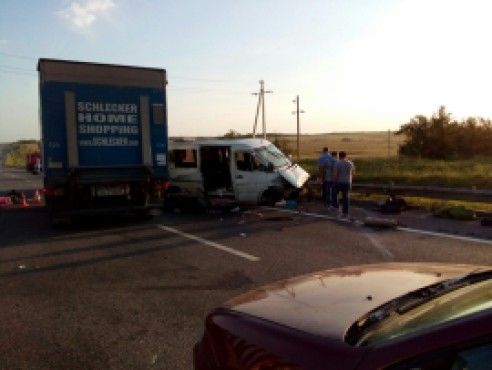 В Ростовской области микроавтобус, следовавший в Украину, попал в ДТП. Погибли двое украинцев