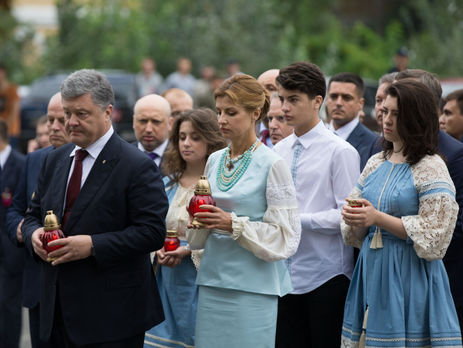 Порошенко с семьей почтил память героев Небесной сотни