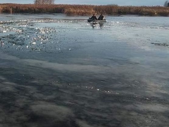 ﻿У Полтавській області двоє рибалок провалилися під лід, один загинув, другого шукають