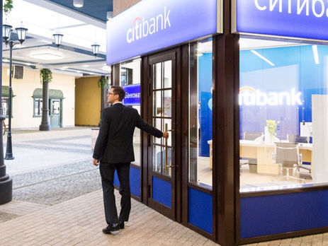 В Москве неизвестный мужчина с коробкой на шее угрожает взорвать банк