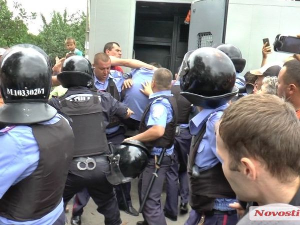 Жители Николаевской области пытались устроить самосуд над полицейскими, подозреваемыми в превышении полномочий