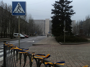 Центр Донецка украсили украинскими флагами