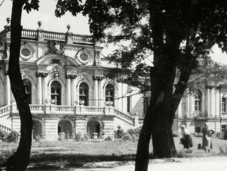 Киевлянка Хорошунова в дневнике 1942 года: Теперь отпуск дается на шесть дней за проработанный год и лишь в украинских организациях