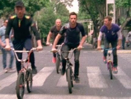 Coldplay презентовали клип A Head Full Of Dreams. Видео