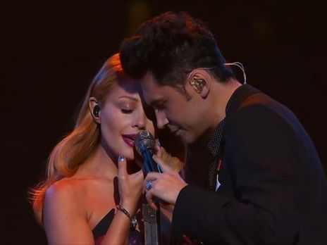 Тина Кароль и Dan Balan на M1 Music Awards обнимались и легли рядом на сцене. Видео