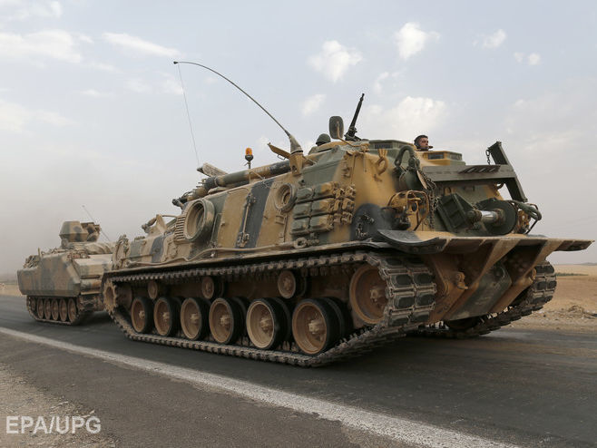 Турция ввела в Сирию дополнительные танки и требует от курдов отступления
