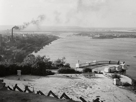 Киевлянка Хорошунова в дневнике 1942 года: Сегодня ночью всех разбудила сильная зенитная стрельба. Дела немцев не так уж хороши?