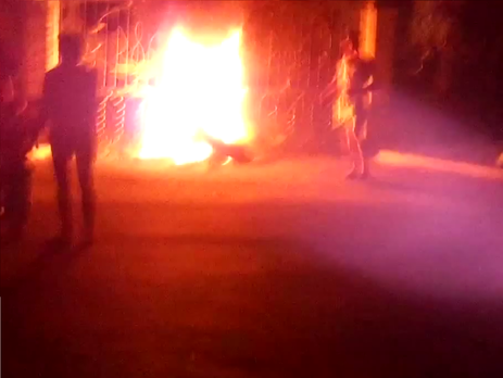 В сети появились кадры попытки штурма полицейского участка в Кривом Озере. Видео