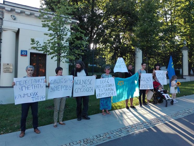 Под стенами российского посольства в Польше прошел пикет в поддержку Умерова
