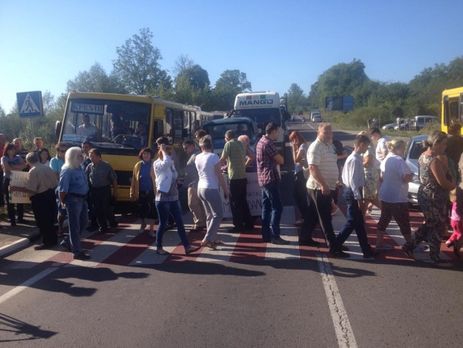 Под Львовом Жовковскую трассу перекрыли протестующие против возобновления работы грибовичской свалки