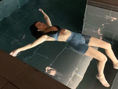 Кортни Кардашян показала, как плавает в бассейне ночью