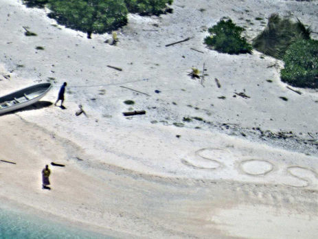Путешественники провели неделю на необитаемом острове после кораблекрушения, рисуя слово SOS на песке