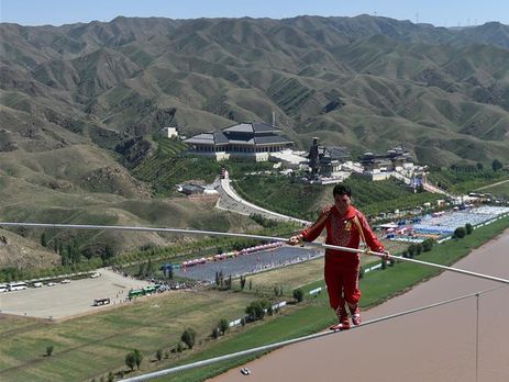 В Китае канатоходец установил рекорд хождения по стальному канату без страховки. Фоторепортаж