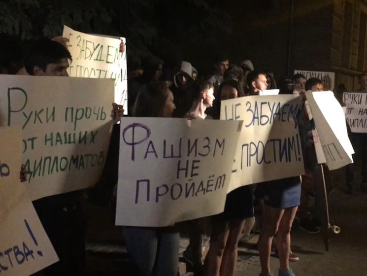 В Москве несколько десятков российских радикалов напали на посольство Украины &ndash; СМИ